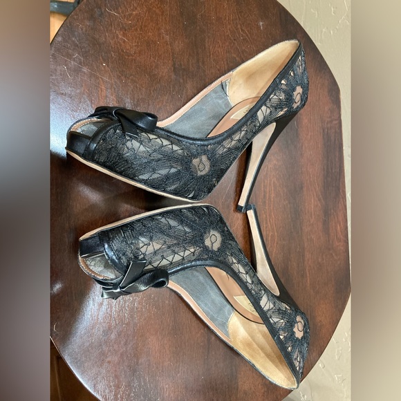 Valentino Garavani Peep Toe Lace Pumps with Bow - Picture 13 of 16